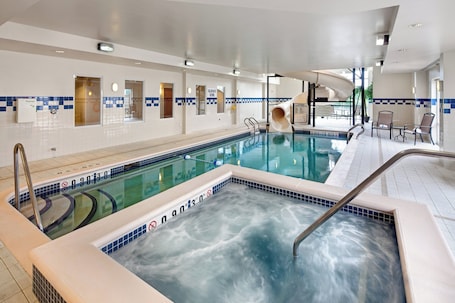 Una piscina techada. Fairfield Inn and Suites by Marriott Toronto Brampton