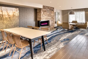 Lobby lounge - Fairfield Inn and Suites by Marriott Toronto Brampton (Brampton)