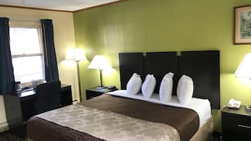 客房, 1 张特大床, 无烟房 | 高档床上用品、办公桌、遮光窗帘、熨斗/熨衣板