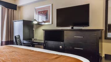 Ein Hotelzimmer mit Bett, Schreibtisch, Stuhl, Fernseher und Kleiderschrank.