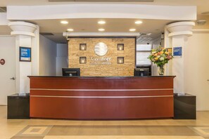 Lobby - Comfort Inn & Suites LaGuardia Airport (Maspeth)
