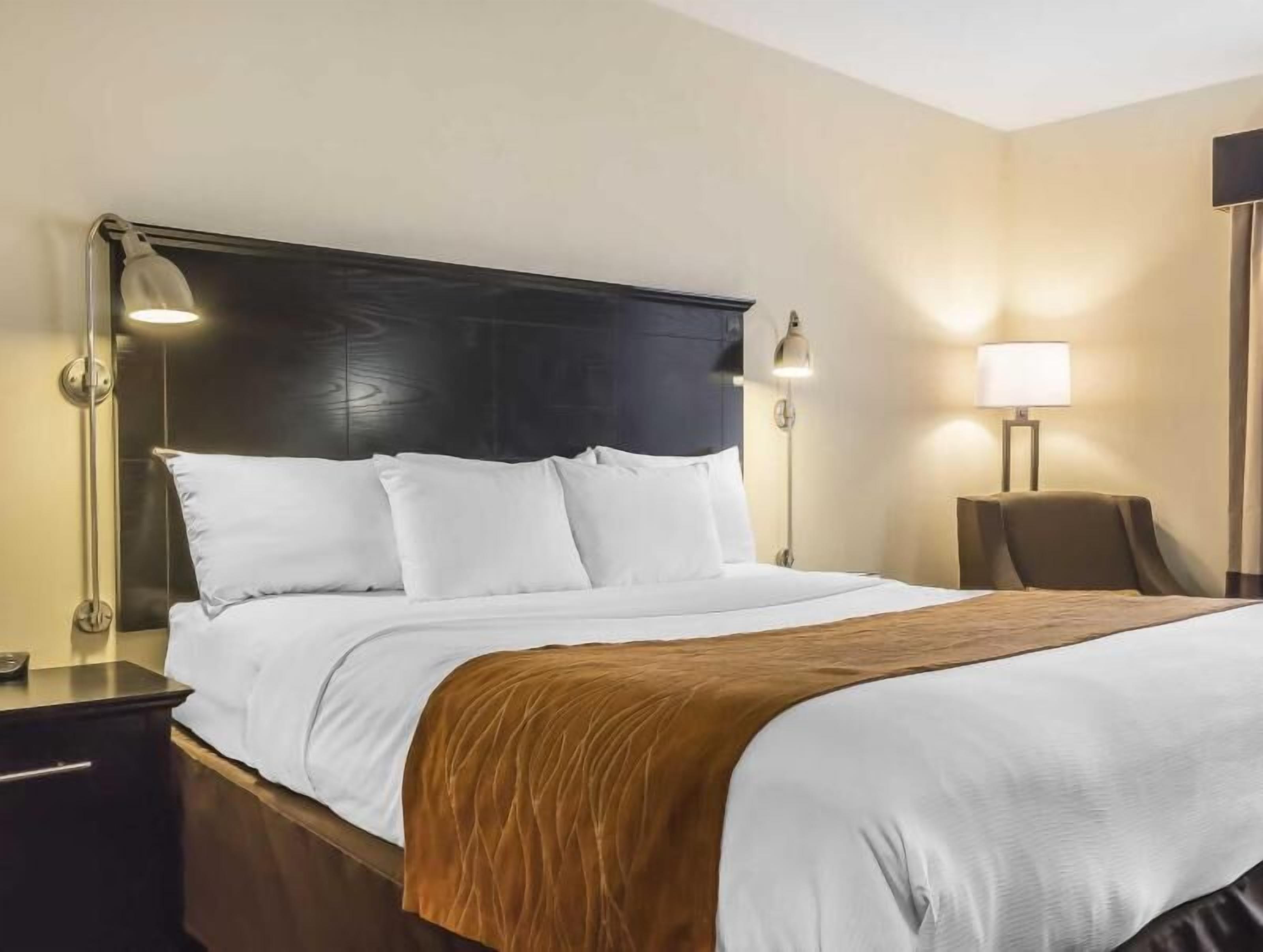 Ropa de cama de alta calidad, camas con pillow-top y escritorio 