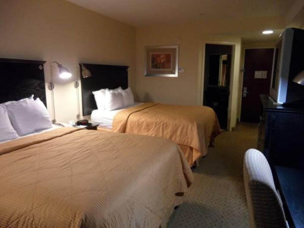 Ropa de cama de alta calidad, camas con pillow-top y escritorio 
