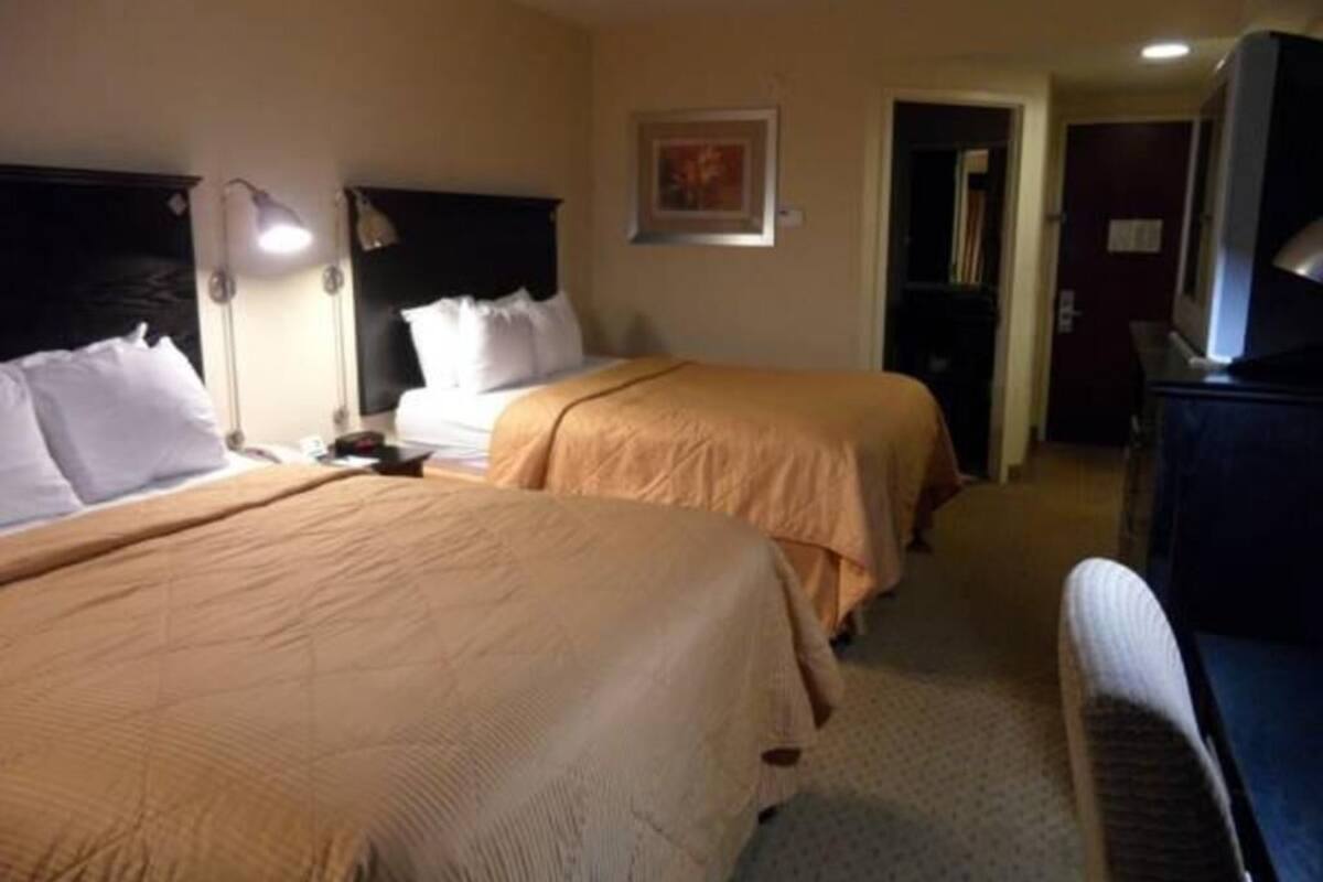 Ropa de cama de alta calidad, camas con pillow-top y escritorio