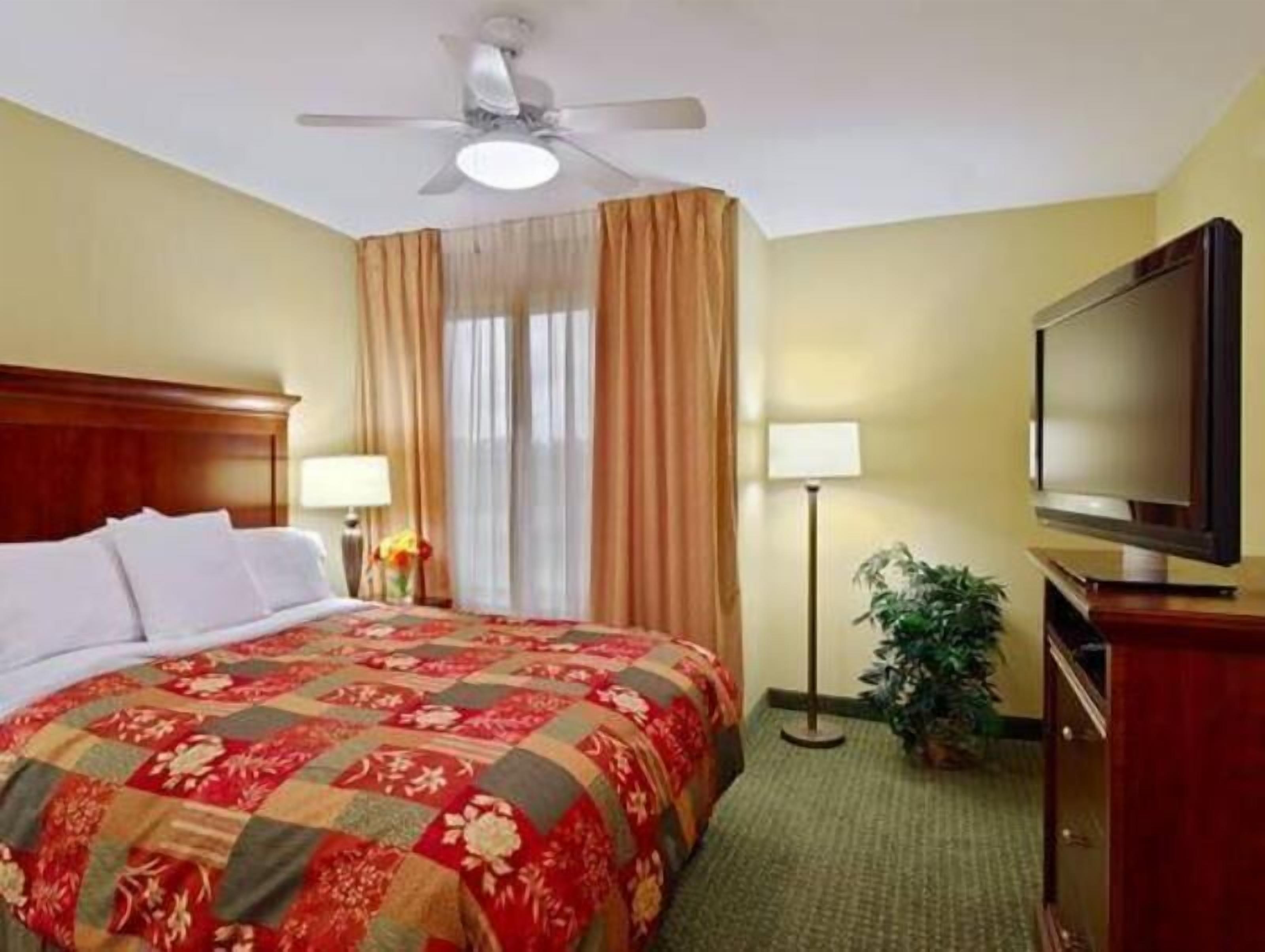 Peti besi dalam bilik, meja, seterika/papan seterika 