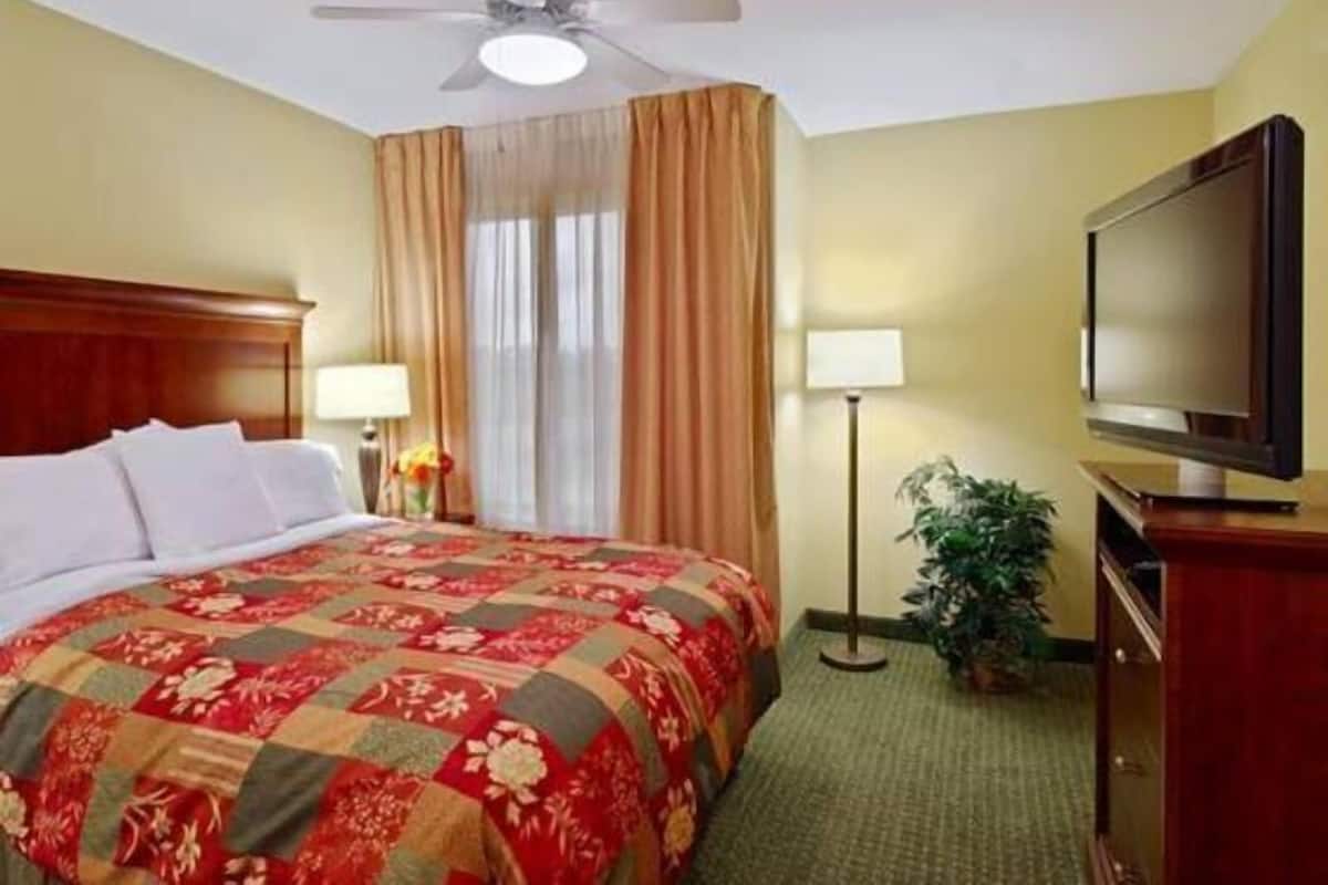 In-room safe, desk, iron/ironing board, free cribs/infant beds
