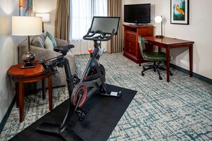 Suite, 1 Tempat Tidur King (Peloton Bike) | Area keluarga | Televisi LCD 30-inci dengan saluran TV satelit dan TV