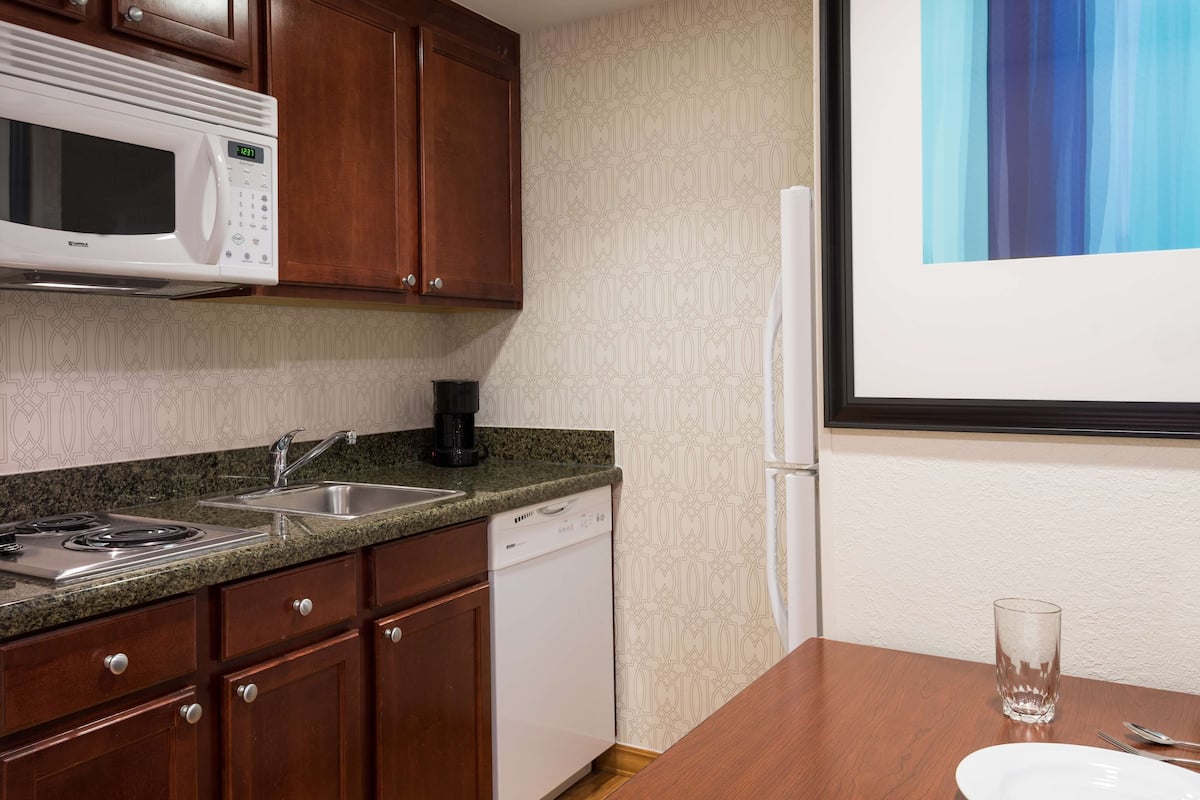 Private kitchen | Full-size fridge, microwave, coffee/tea maker, cookware/dishes/utensils