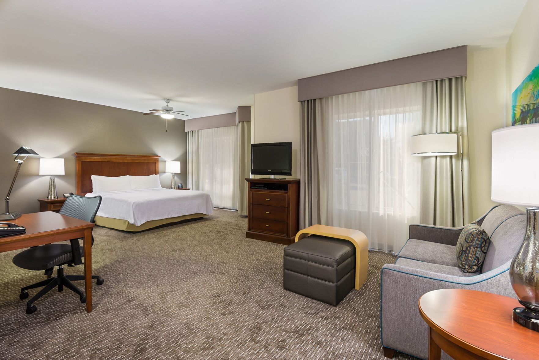 Peti besi dalam bilik, meja, seterika/papan seterika 