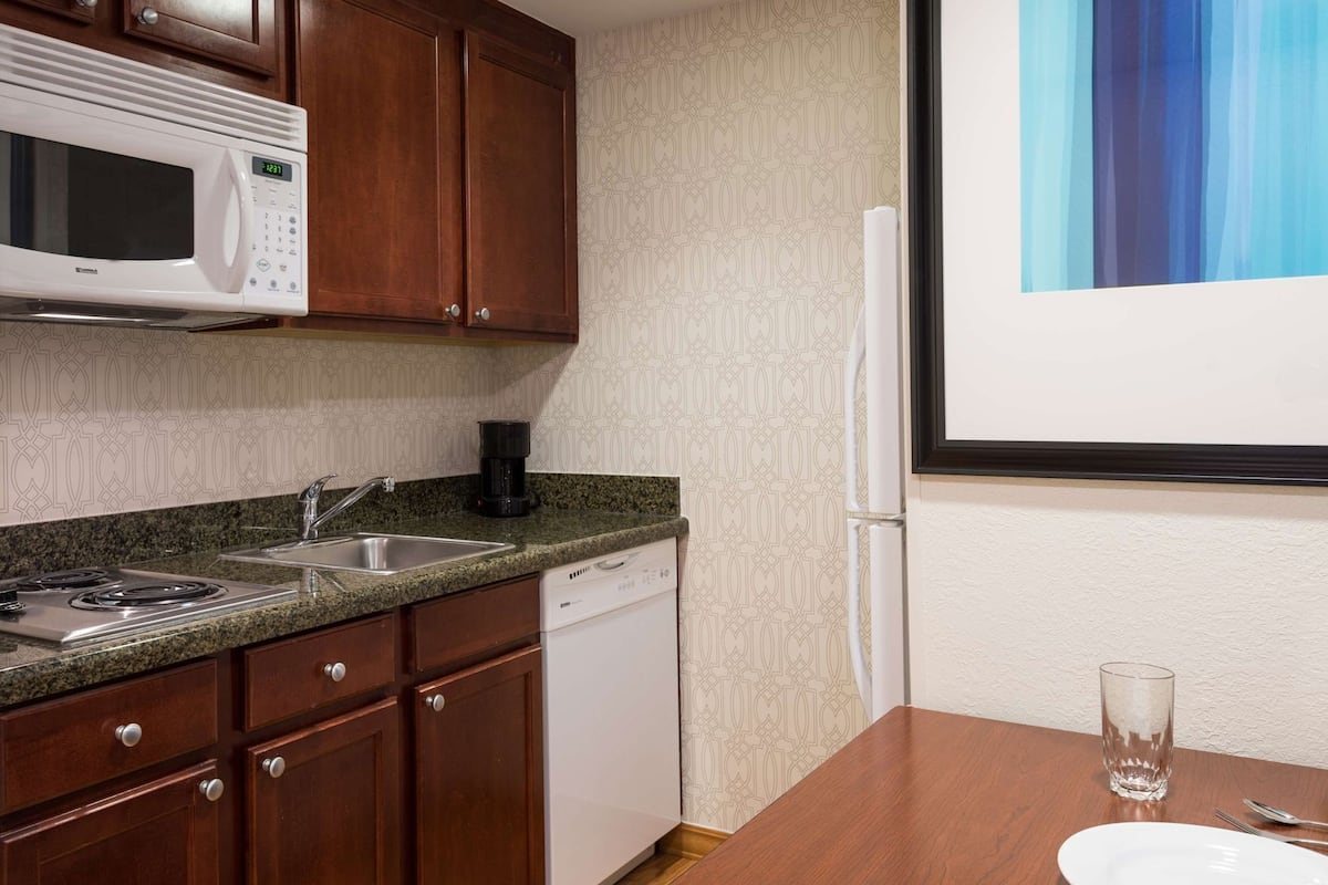 Private kitchen | Full-size fridge, microwave, coffee/tea maker, cookware/dishes/utensils