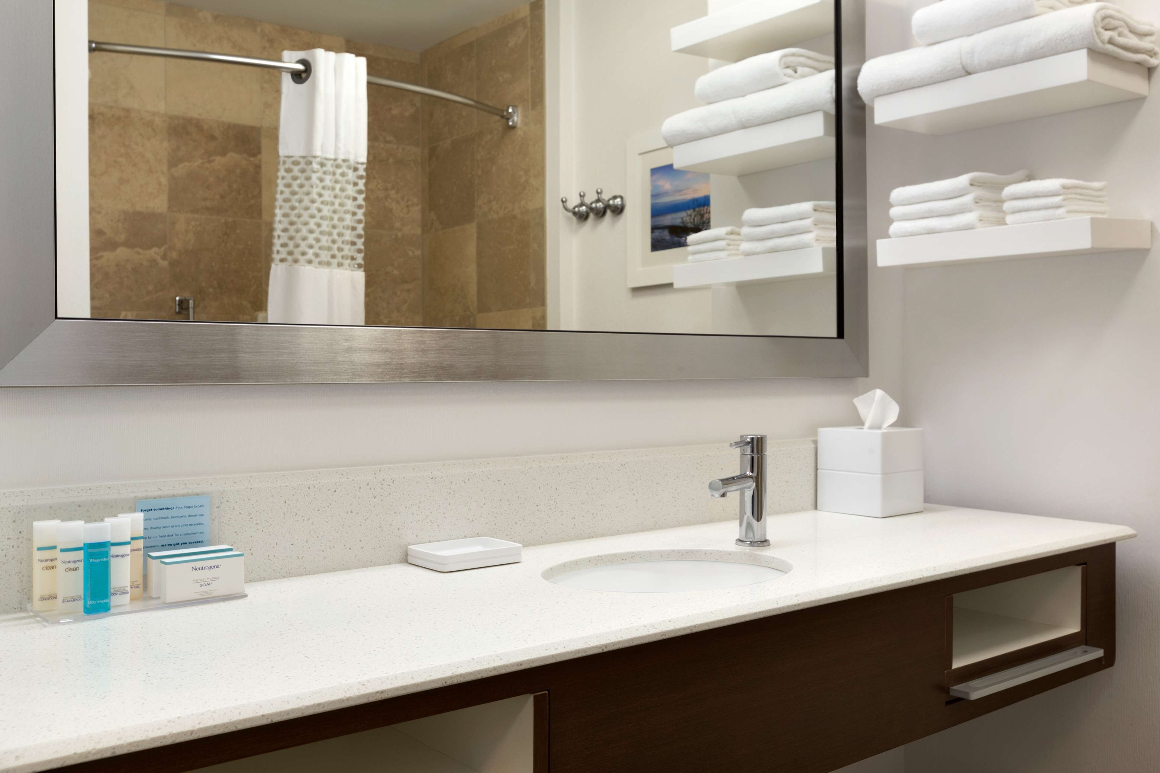 combined shower/bathtub, hair dryer, towels