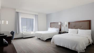 Escritorio, cortinas blackout y tabla de planchar con plancha