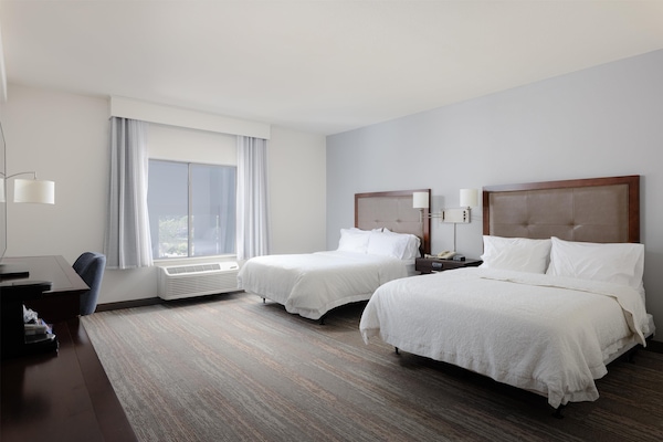 Een bureau, verduisterende gordijnen, een strijkplank/strijkijzer