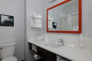 Combined shower/tub, free toiletries, hair dryer, towels