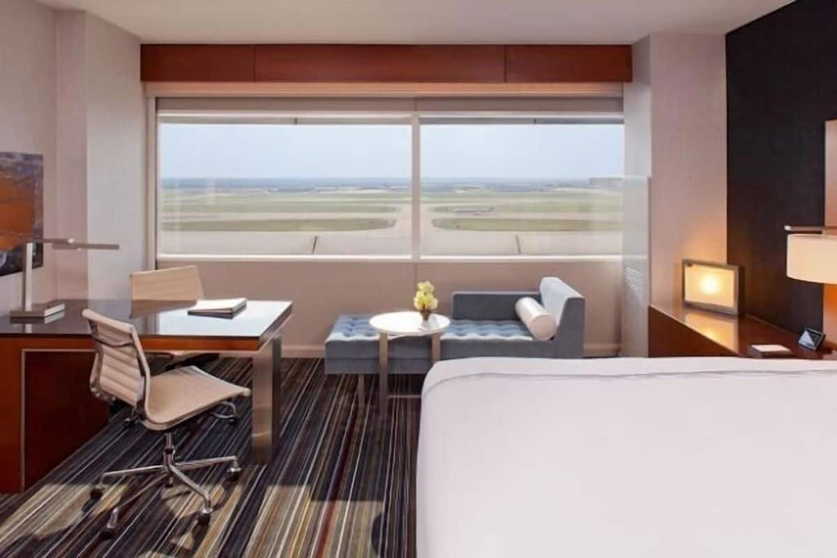 Premium bedding, down duvets, pillow-top beds, minibar