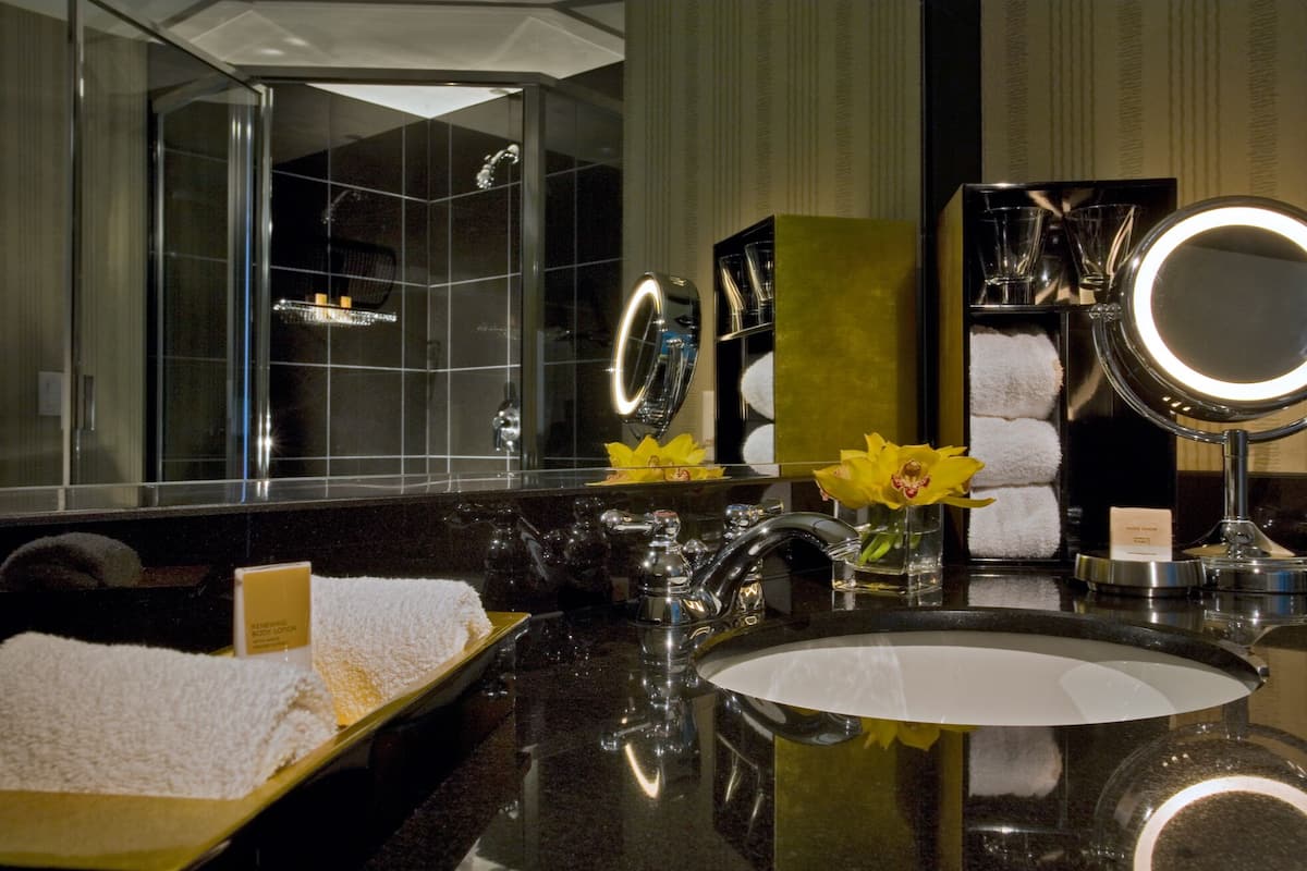 separate bathtub and shower, designer toiletries, hair dryer