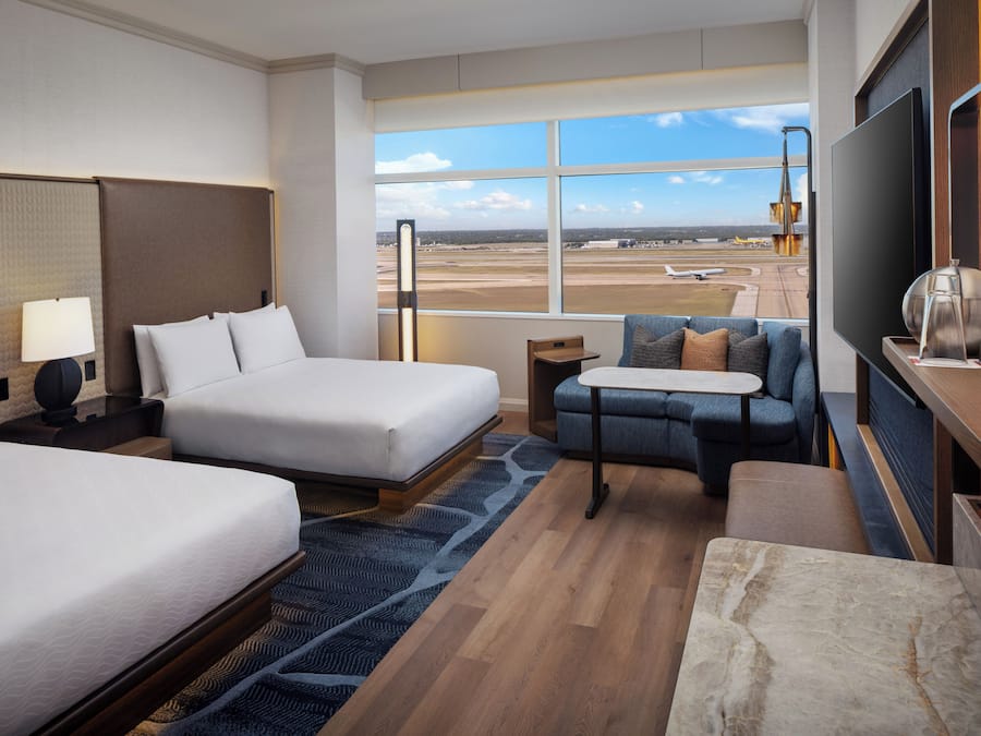 Zimmer, 2 Queen-Betten (Runway View) | Hochwertige Bettwaren, Daunenbettdecken, Pillowtop-Betten, Minibar