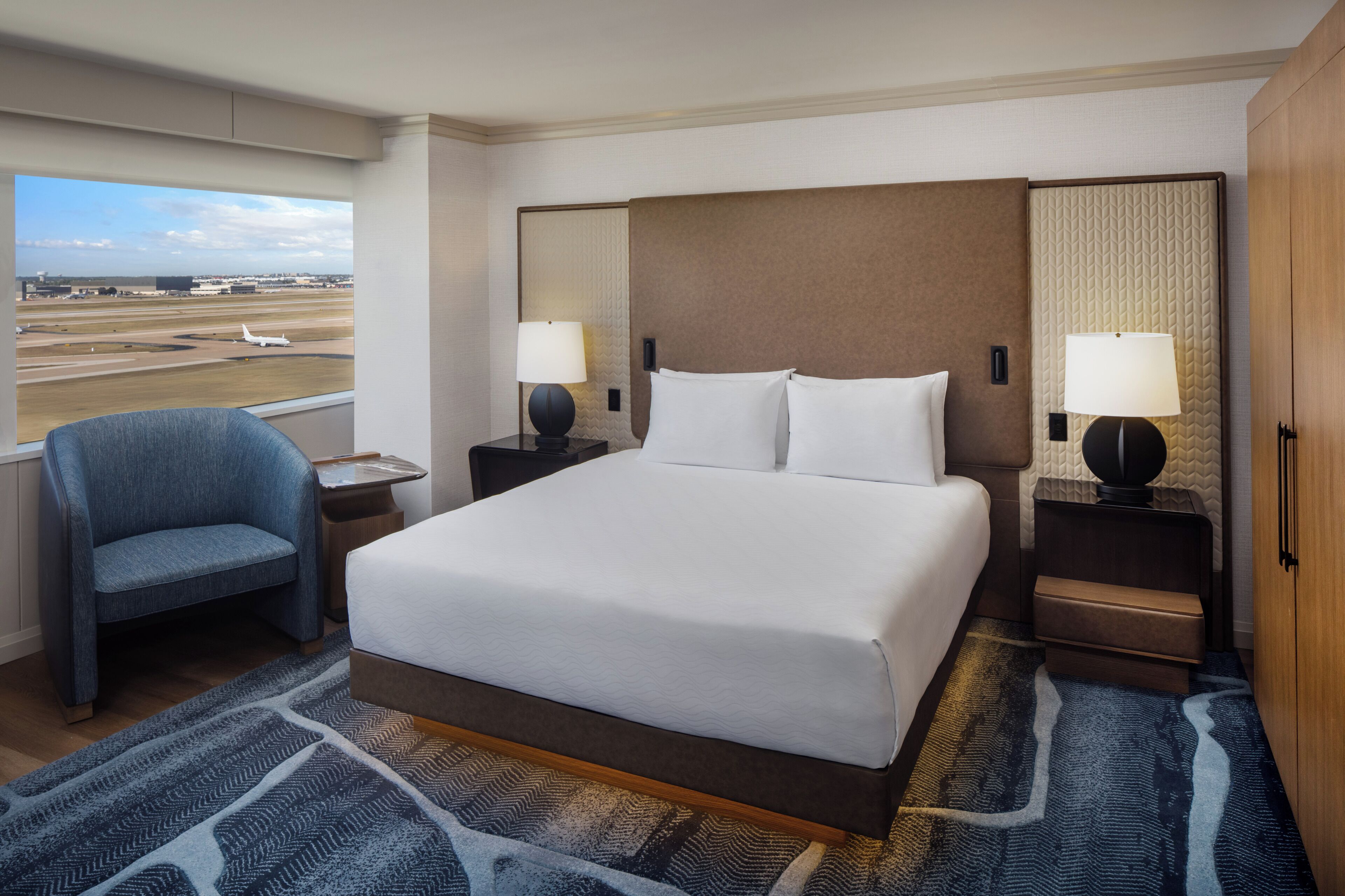 Executive Suite | Premium bedding, down duvets, pillow-top beds, minibar