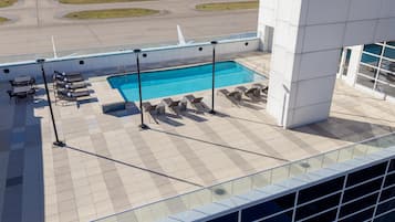 Piscina externa, espreguiçadeiras