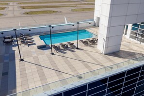 Outdoor pool, pool loungers - Grand Hyatt DFW - Connected to the airport (Dallas)
