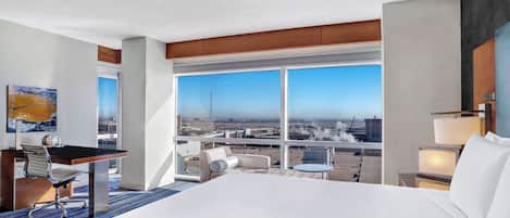 Deluxe Room, 1 King Bed | Premium bedding, down duvets, pillow-top beds, minibar