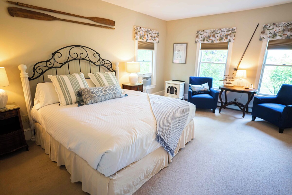 Premium Double Room, 1 King Bed, Jetted Tub, Private Bathroom