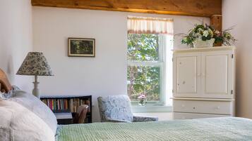 Traditional Room, 1 Queen Bed, Garden View, Private Bathroom | 1 bedroom, premium bedding, individually decorated