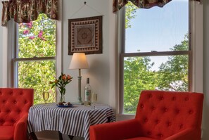 Premium Double Room, 1 King Bed, Jetted Tub, Private Bathroom