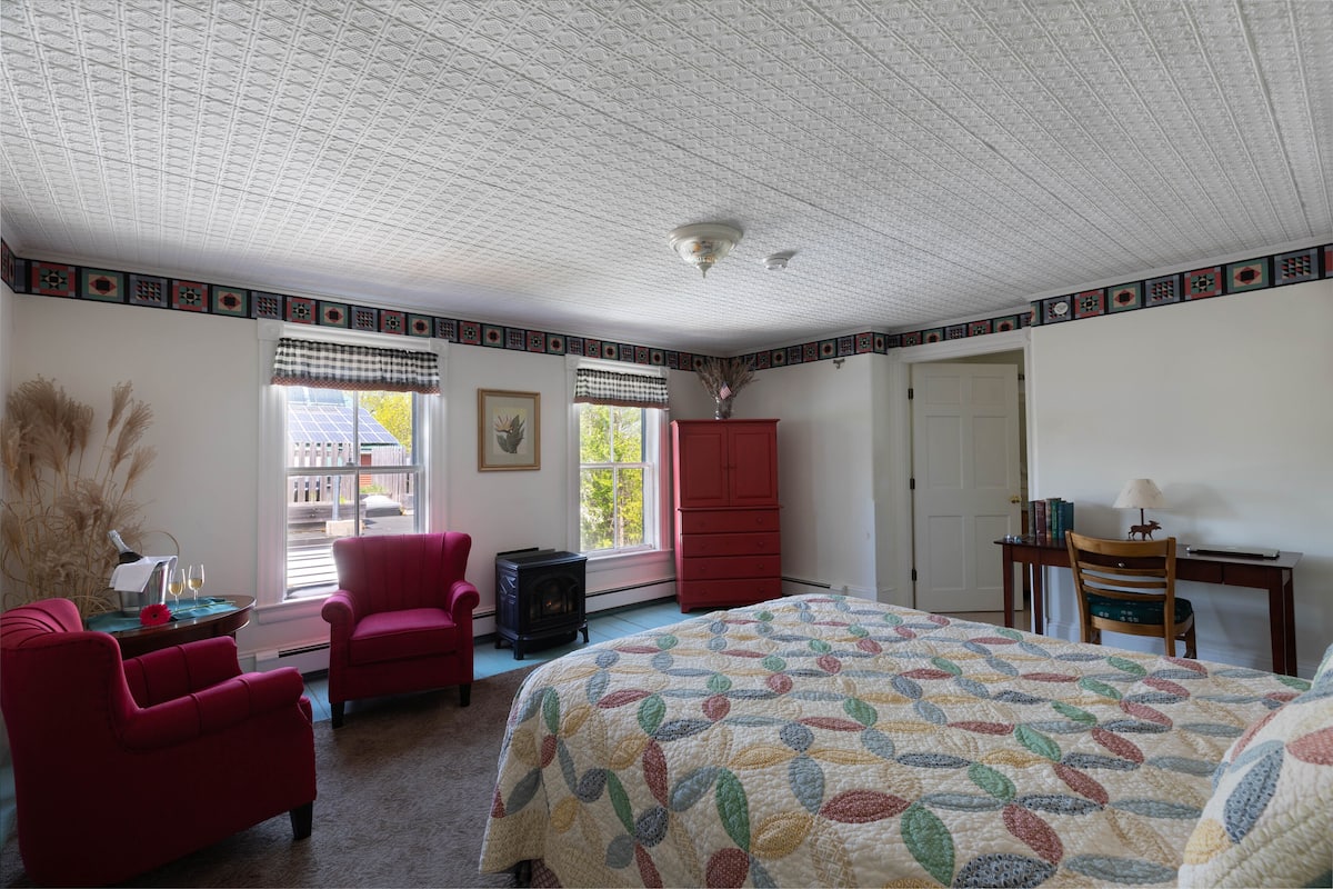 Quarto casal superior, 1 cama Queen, banheira de hidromassagem | 1 quarto, roupas de cama premium, quartos à prova de som