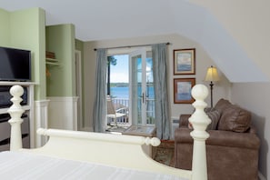 Standard Oda, 1 Büyük (Queen) Boy Yatak ve Çekyat, Balkon, Nehir Manzaralı | Mısır pamuklu çarşaf takımı, ses yalıtımı, ütü/ütü masası