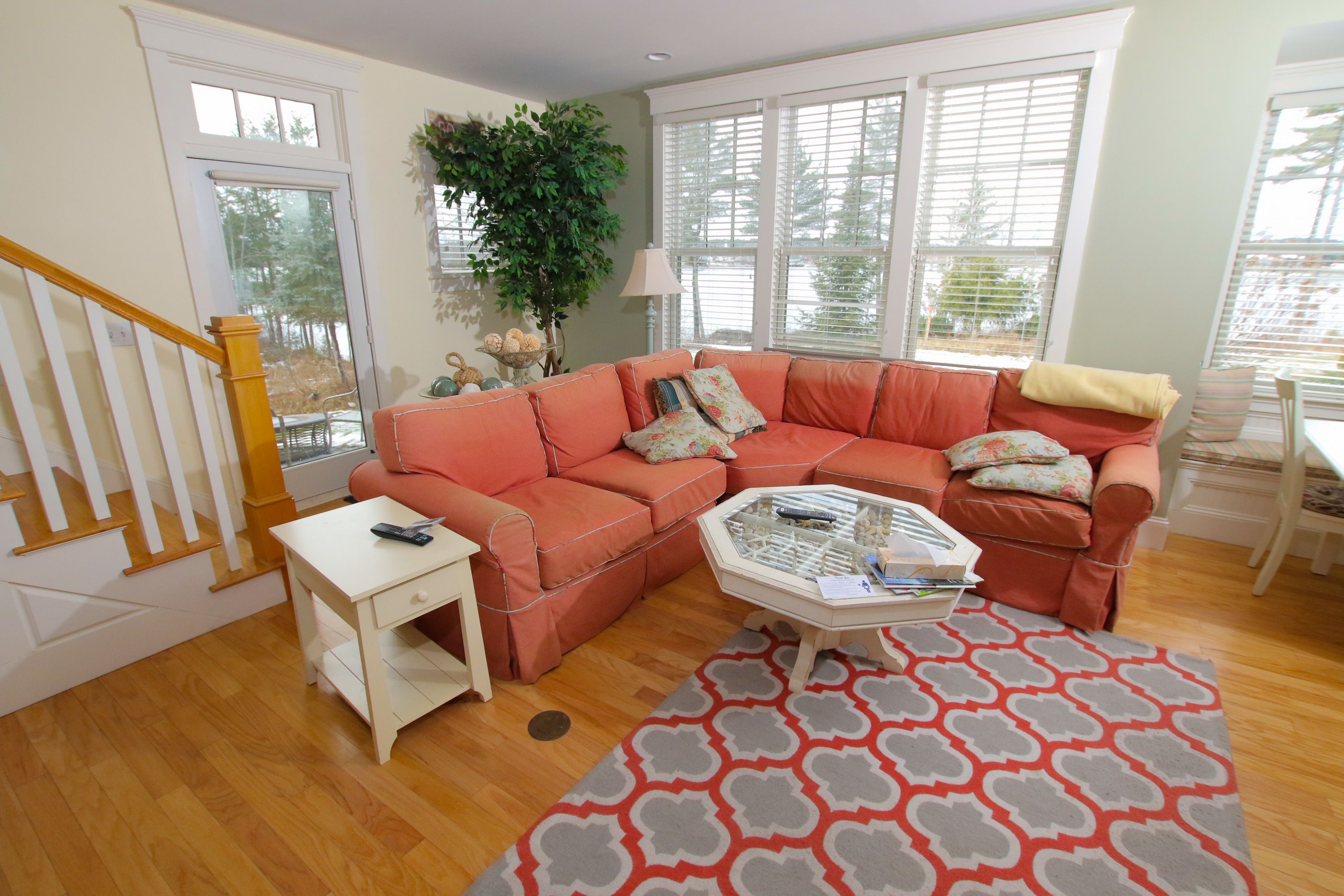 standard cottage, 1 queen bed with sofa bed, kitchenette, river view | living area | flat-screen tv