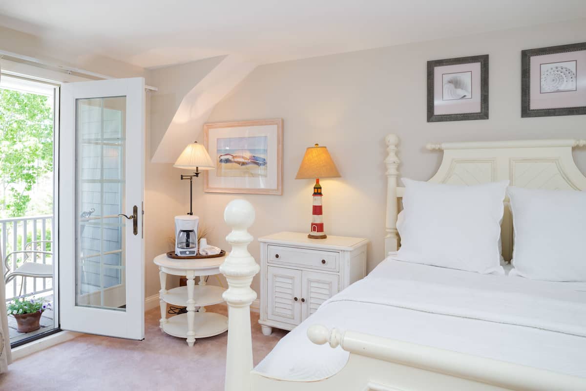 Deluxe Room, 1 King Bed, Refrigerator & Microwave, River View | Egyptian cotton sheets, soundproofing, iron/ironing board, WiFi (free)