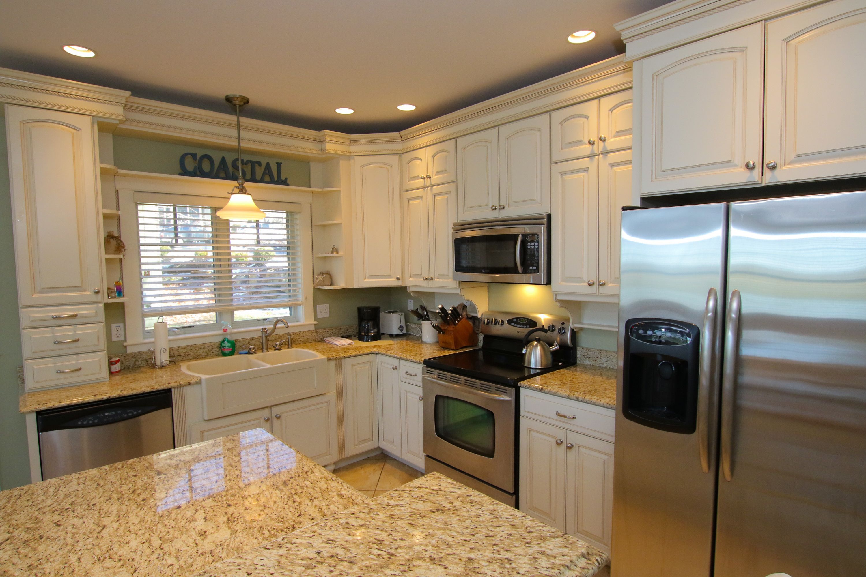 standard cottage, 1 queen bed with sofa bed, kitchenette, river view | private kitchen | coffee/tea maker