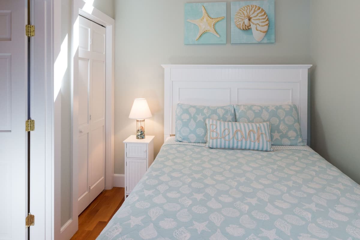 Standard Cottage, 1 Queen Bed with Sofa bed, Kitchenette, River View | Egyptian cotton sheets, soundproofing, iron/ironing board, WiFi (free)