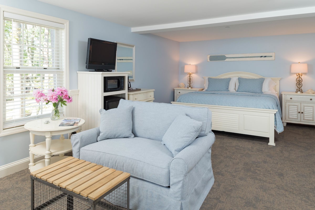 Deluxe Room, 1 King Bed with Sofa bed, Refrigerator & Microwave, River View | Egyptian cotton sheets, soundproofing, iron/ironing board, WiFi (free)