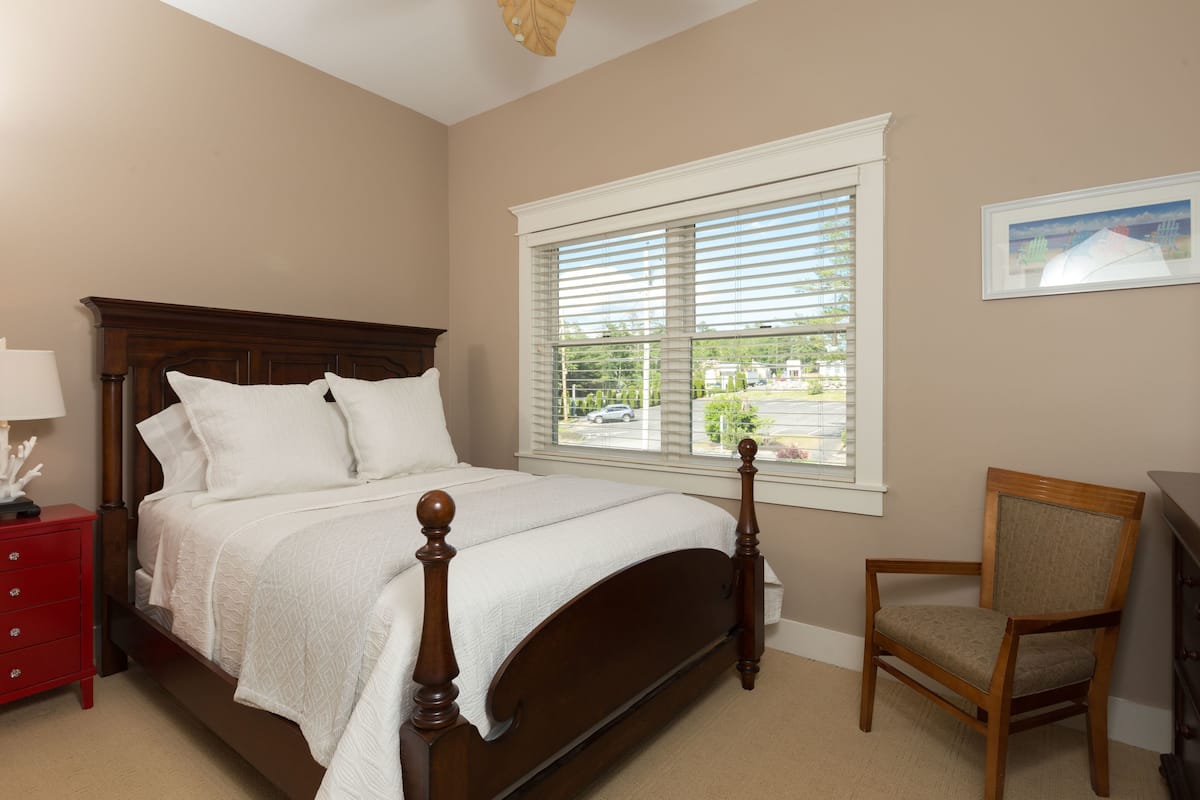 Premium Townhome, 3 Bedrooms, Kitchen, River View | Egyptian cotton sheets, soundproofing, iron/ironing board, WiFi (free)