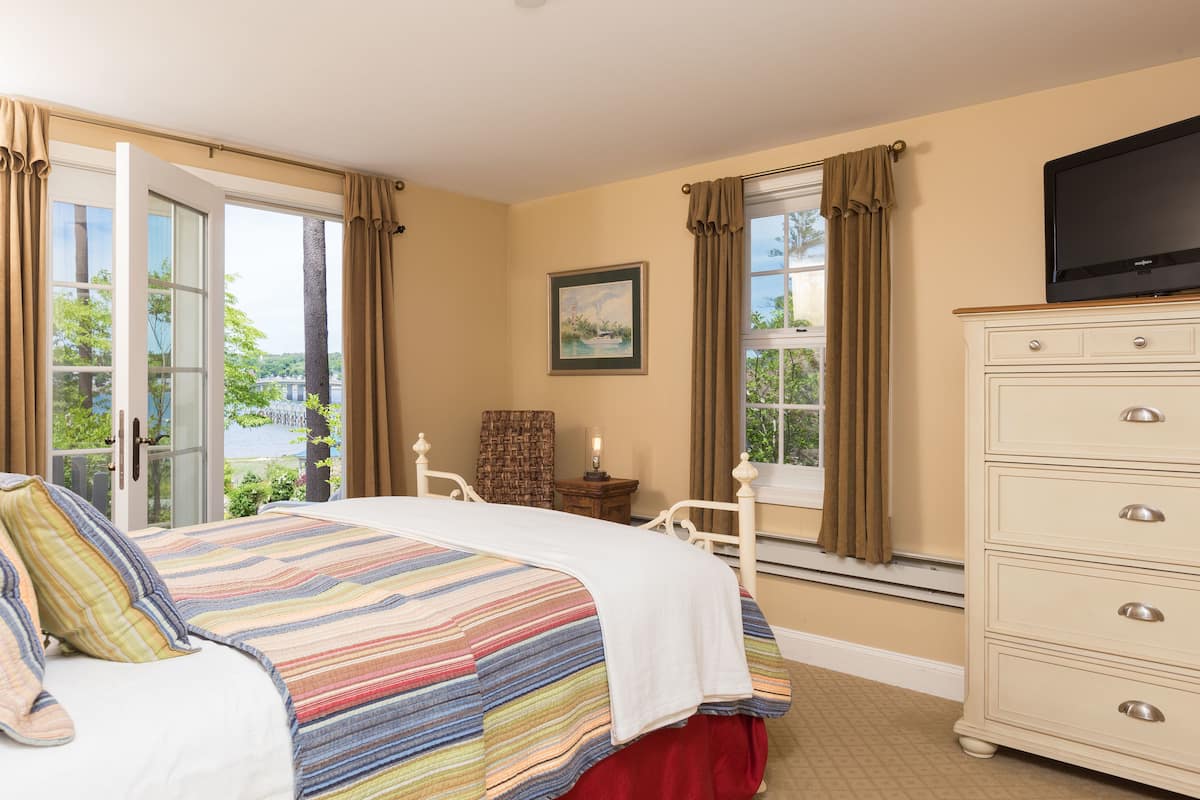 Deluxe Suite, 2 Queen Beds, Kitchenette, River View | Egyptian cotton sheets, soundproofing, iron/ironing board, WiFi (free)