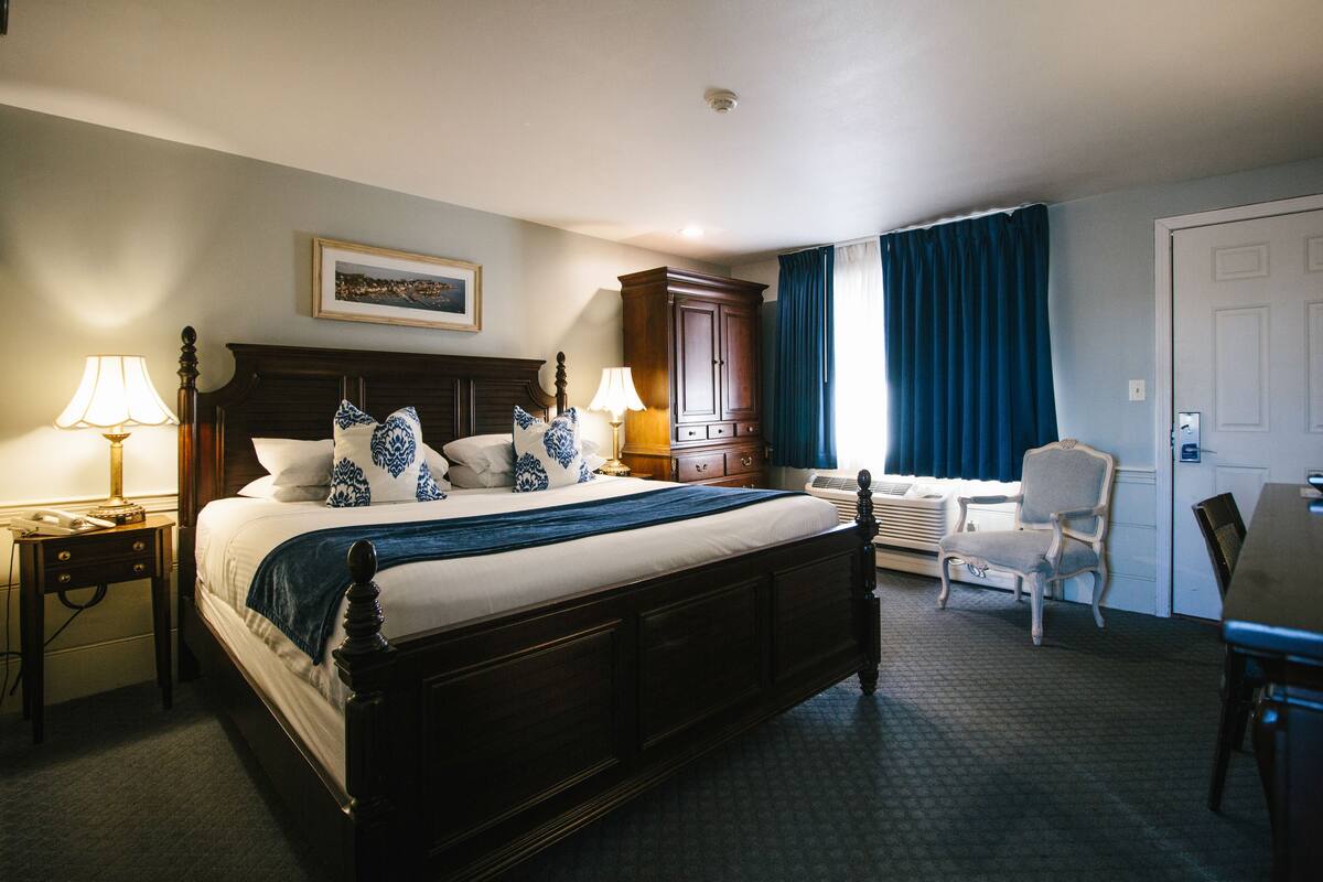 Deluxe Room, 1 Queen Bed, Balcony | Desk, iron/ironing board, WiFi (free), alarm clocks