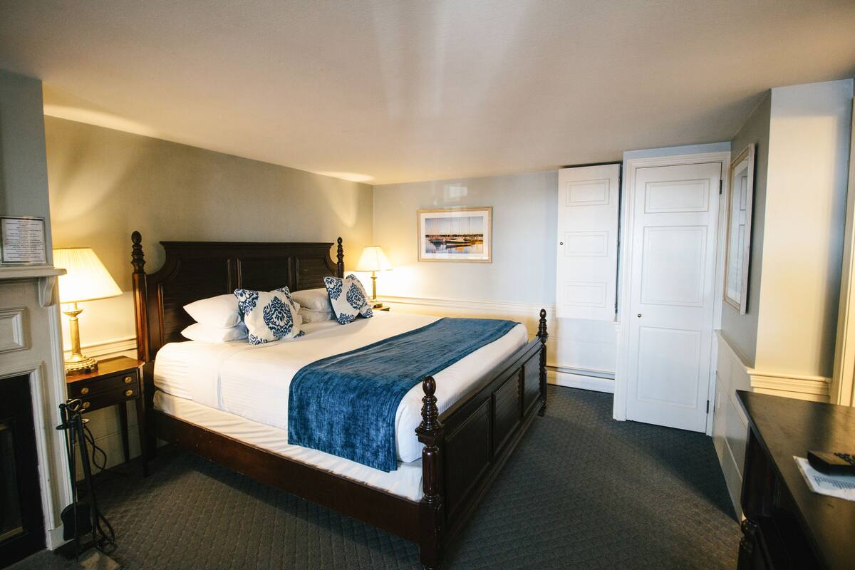 Premium Room, 1 King Bed, Hot Tub | Desk, iron/ironing board, WiFi (free), alarm clocks