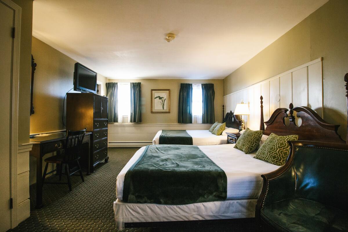 Standard Room, 2 Double Beds | Desk, iron/ironing board, WiFi (free), alarm clocks