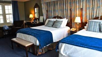 Een bureau, een strijkplank/strijkijzer, gratis wifi, beddengoed