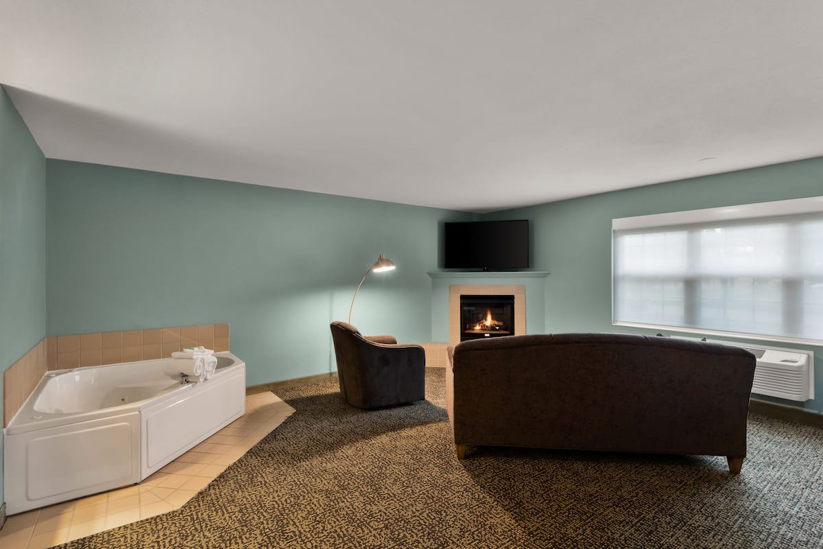 Studio Suite, 1 King Bed, Non Smoking | Hypo-allergenic bedding, pillow-top beds, desk, laptop workspace