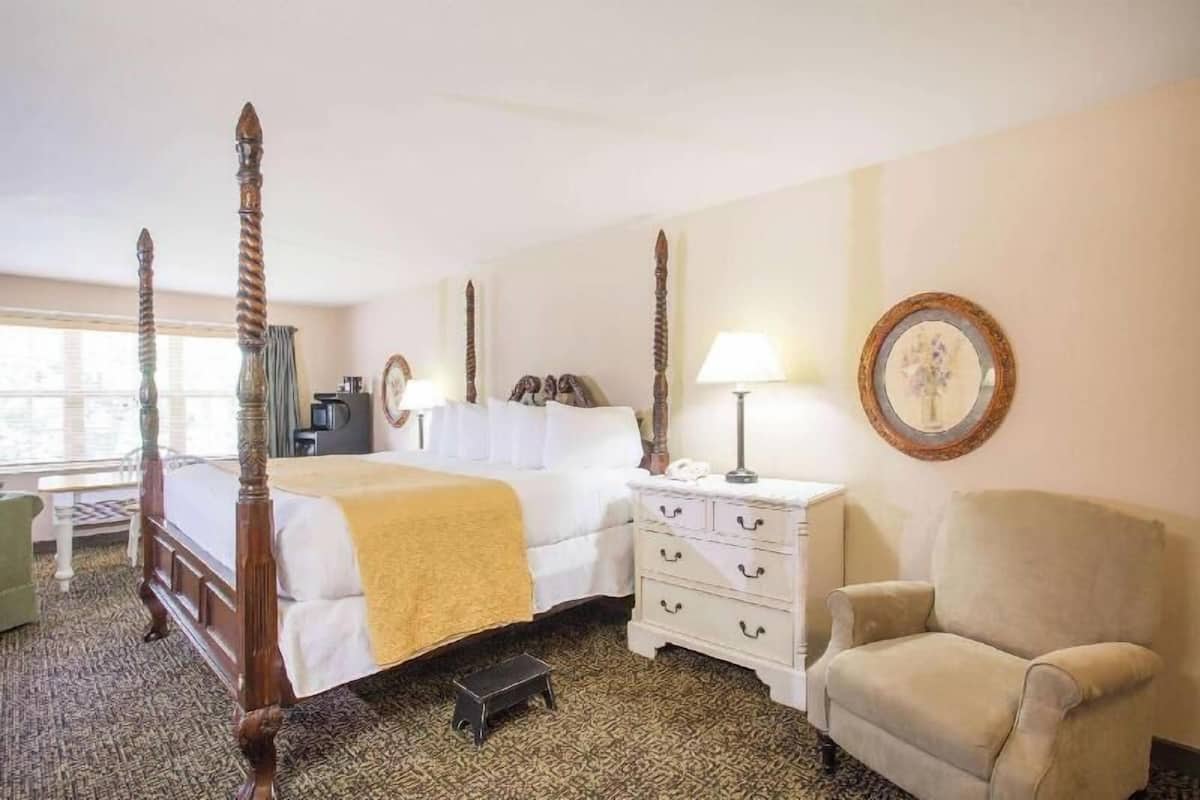 Literie hypoallergénique, lit avec matelas à plateau-coussin, bureau