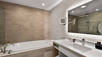 Combined shower/bathtub, free toiletries, hair dryer, towels