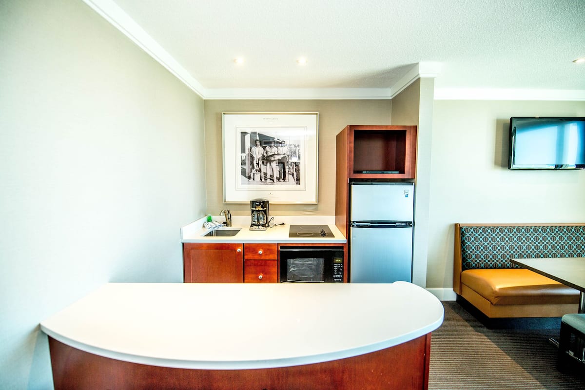 (iv) oceanfront suite | 1 bedroom, in-room safe, free wifi, bed sheets