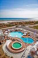 Una piscina al aire libre de temporada