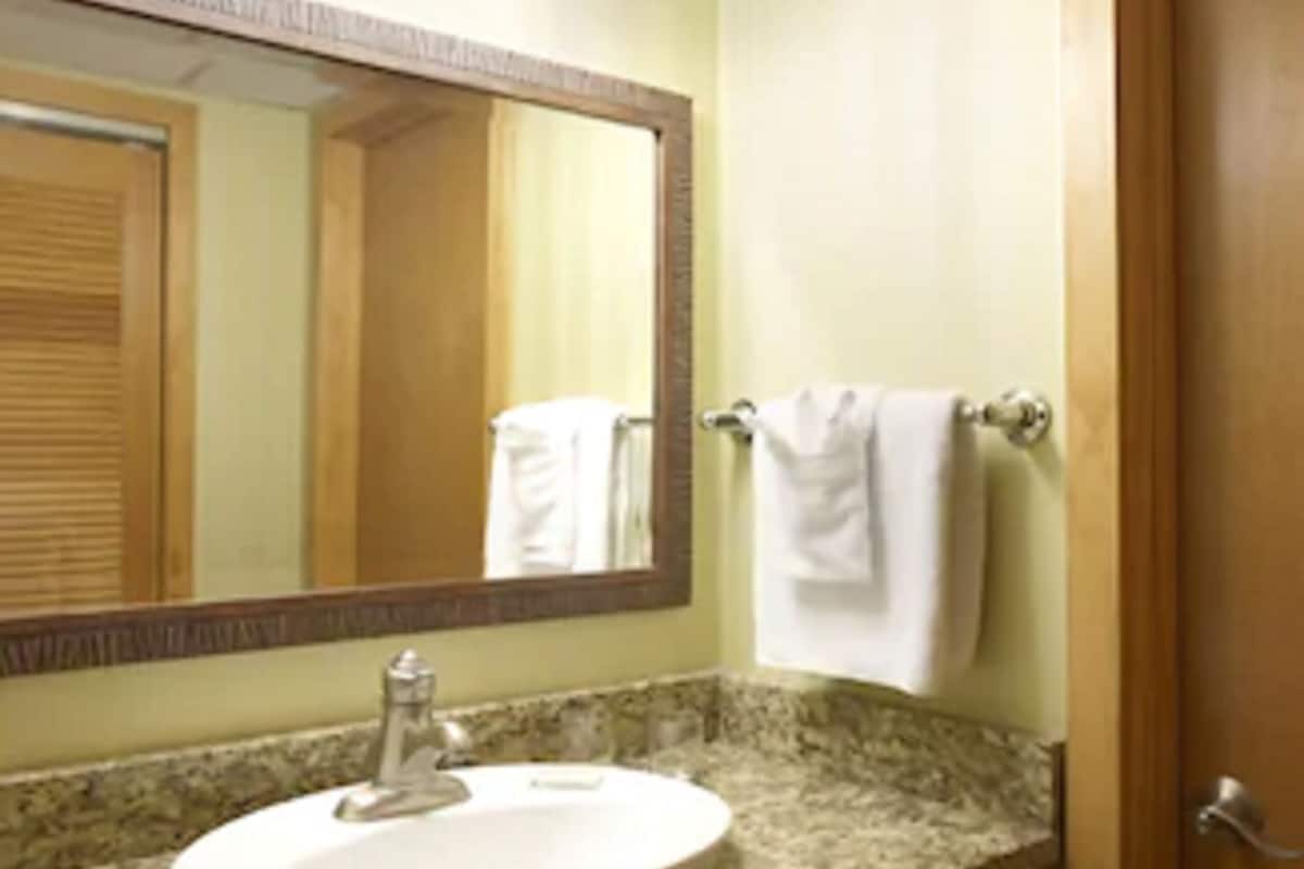 (ii) deluxe room | 1 bedroom, in-room safe, free wifi, bed sheets