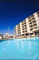 Una piscina al aire libre de temporada