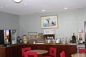 Free daily continental breakfast - Red Roof Inn & Suites Detroit-Melvindale/ Dearborn (Melvindale)
