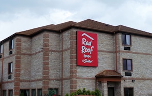 Exterior - Red Roof Inn & Suites Detroit-Melvindale/ Dearborn (Melvindale)